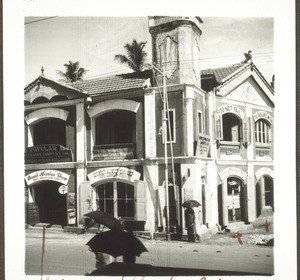 Hampankatta Laden in Mangalore, Mai 1938. Eingang und Schaufenster sind mit roten Kreuzen bezeichnet