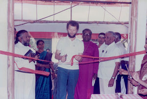 Chennai, Tamil Nadu, 3. marts 1987. Indvielse af Park Town Mission High School (PTMS), nybygget 1986-87, med støtte fra Folkekirkens Nødhjælp, ALC og EU 50%. Projektleder Lennart Skov Hansen fra FKN klipper snoren. Fra venstre: Pastor Silas, (NN), Lennart Skov Hansen, biskop Moses Samuel, pastor K. Satiyachellan