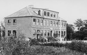 Skolebygningen i Pitsaikou, bygget i 1920