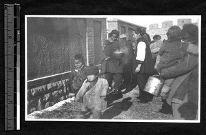 Refugees getting food, Jinan, Shandong, China, 1927-1928