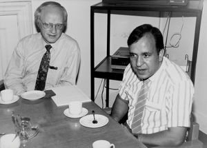 Generalsekretær i DSM, Jørgen Nørgaard Pedersen (tv) og Ph.d., pastor Ramesh Khatry, Nepal, under besøg i Danmark, 1993