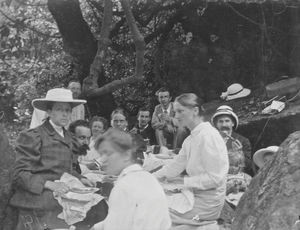Picnic in Kotagiri ca. 1910 with Elna Thofte and Mildrid Nielsen in the foreground