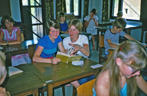 Den danske lærer Merete Maksten (i midten) underviser på Den Norske Skole i Kathmandu, Nepal. (Foto: 1984-86)