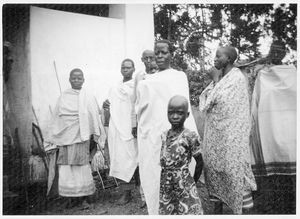 Kagera-regionen, Tanganyika (fra 1964 Tanzania). Patienter venter udenfor Nyakahanga Hospital. (Anvendt i: Dansk Missionsblad nr 8/1956)