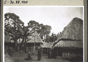 Gehöft eines reichen Bali, rechts Wohnhaus, links einige seiner Frauenhäuser. (1926)