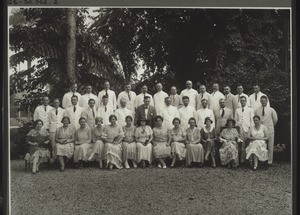 Mission and Government at the House of the Resident, March 1933. Every mission station in South Borneo was given a copy of this photograph with the autograph of the Resident. The brothers from the Barito had not yet arrived