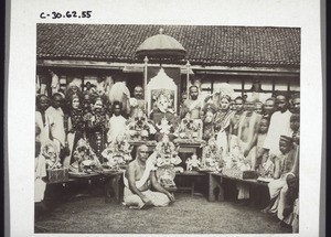 Aufstellung der Tongötzen vor einem Konkani Tempel in Udapi