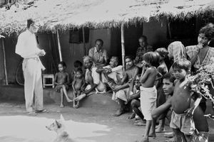 Chapai Nawabganj, Bangladesh, 1979. Med Bengal evangelisten på landsbybesøg. Under halvtaget: Missionær Jens Vestergaard og DSM formand, pastor Ole Christiansen