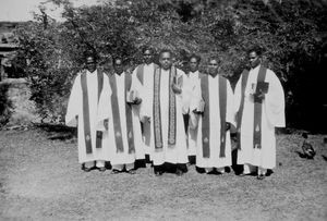 Ordination af præster i Rayagada , Øst Jeypore, Indien. Fra venstre: Jaynanda Anderson, Sadananda Pal, B. J. Mahanti, Jacob Nag, I. Drakshalotha, I.D. Mahanti, Sumana Paspuredi. (Anvendt i: Dansk Missionsblad nr 2/1965 og DMS Årbog 1964/65)