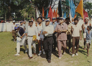 Assam, Nordindien. Mornai Tehaves 100 års jubilæum, juni 1990. Specielle gæster fører an i processionen