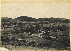 Mercara, Panorama, 4. Stück, Fortsetzung des Bazaars, oben rechts Königsgräber