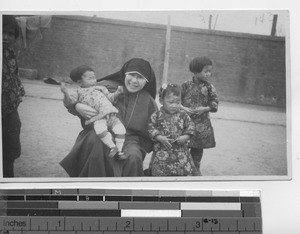 Maryknoll Sister with children at Fushun, China, 1934