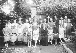 Danish missionaries and children in Antung, 1946