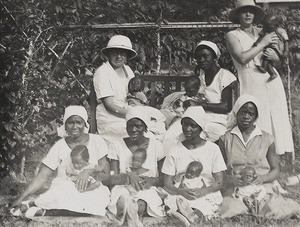 Nurses and children at Ama Achara hospital , Nigeria, ca. 1934