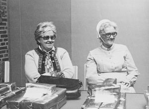 Missionærer Helga Johansen (tv) og Ingeborg Depping, Sydindien, til DMS Repræsentantskabsmødet, 1978. (Anvendt i: Dansk Missionsblad nr 1/1979)