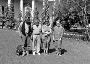 Calcutta, Nordindien. Fra venstre: Volontør Ole Michael Strange, missionærer Kamalesh og Lilly Biswas samt (NN)