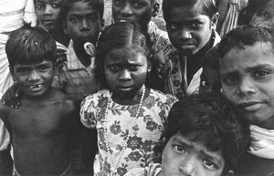 Filmprojekt: Idet I lærer dem.. Stellamary, som ses i midten, er hovedperson i første afsnit af filmen. En film om DMS-støttet skolearbejde i Arcot, Sydindien, 1978. (findes på YouTube)