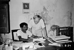 BLM-D/Bangladesh Lutheran Mission-Danish. Generalsekretær i Dansk Santalmission, Jørgen Nørgaard Pedersen i samtale med Beno, regnskabsfører i BLM-D, Dhaka, 24. september, 1987