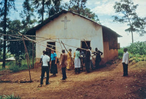 Kagera-regionen,Tanzania. En af de små kirker, 1991. Fotografen er volontør Marianne Randrup, som måske ses på billedet (?)