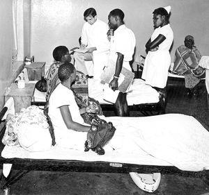 ELCT, Kagera-regionen, Tanzania. Lægemissionær dr. Frode Kristensen går stuegang på Nyakahanga Hospital, 1968