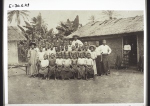 Ndogumbe, Schule, Missr. Spellenberg und Lehrer Koto mit Frau