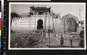 People at water's edge by the Water Gate, Wusueh, China, ca. 1937