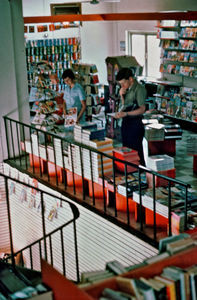 Interiør fra netop åbnede Family Bookshop i Manama Bahrain i september 1973