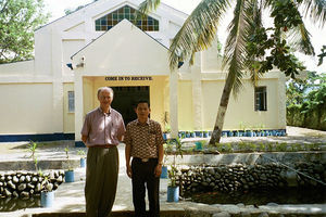 Besøg på Præste- og Diakonskolen, Concordia Theological College i San Juan, Filippinerne, november 2001. Præsident i LCP, Ben Lasegan og vicegeneralsekretær i Danmission, Jørgen Nørgaard Pedersen foran skolens kapel