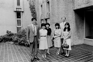 Præsteseminariet i Tokyo. Rektor Dale (amerikansk missionær) samt 4 elever