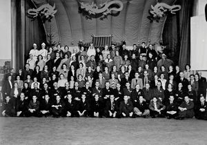 Fra Missionsudstillingen "Østen i ord og billeder", Aalborg 1942. Fællesfoto af missionærer, sekretærer og "Sløjfer" (de ved udstillingen praktisk engagerede), samt generalsekretær, pastor Harald P. Madsen og sekretær, pastor Conrad Rendtorff (fra 1945 generalsekretær)