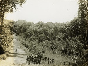 Group by the roadside, Congo, ca. 1920-1930