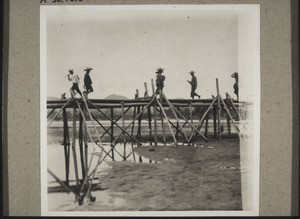 Bamboo bridge over the East River near Honyen