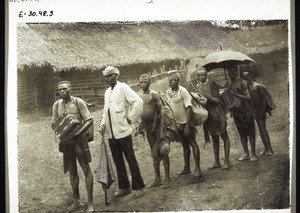 Buschleute vom Tauschhandel aus der Faktorei heimkehrend. Kamerun