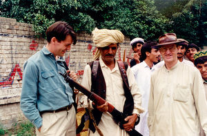 Pakistan 1995. Missionssekretær i DMS, cand. theol. Jørgen Skov Sørensen (tv) og den australske CMS missionær Grant Lock (th) møder lokale mænd i Bannu, Peshawar Stift