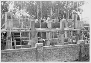 NELC, West Bengal, Nordindien. Det nye Kirkecenter i Malda under opførelse, 1970. Tegnet af pastor Anil Kumar Jha. På byggepladsen ses: Niels Anton Dam og Jens Verner Olsen