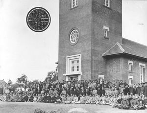 Fra Kirkeindvielsen i Fenghwangchen 4. oktober 1936.. I første Række Bibelskoleelever. I anden Række Byens Embedsmnæd. I tredie Række 12. Præster i Ornat og en uden ornat, nemlig den koreanske Præst i Fenghwangcheng. Fjerde og femte Række Menighedens Mænd. De fleste af Kvinderne er ikke kommet med. Der var dobbelt saa mange Mennesker i Kirke, som her ses på billedet. Læg mørke til vort lille gamle Klokketaarn til venstre. Alfred Hansen