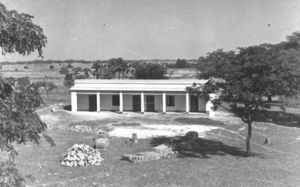 Nordindien, West Bengal. Narainpur Pigekostskole under opførelse. Skolen blev grundlagt i 1924 af Signe Kampp, og senere udbygget og fortsat udviklet af Ellen Laursen, som var leder af skolen i mange år fra 1951