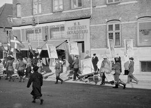 DMS Missionsudstillingen "Med Bud til Orienten"i Vejle, 3.-6. marts 1949. Procession på vej til udstillingen