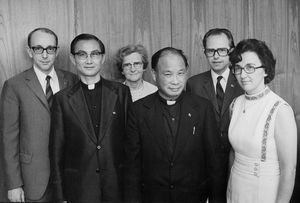 Foto fra et kort besøg i Danmark, 1974: Præsident for Taiwan Lutherske Kirke/TLC, pastor Peter Chou og hans forgænger pastor Chang Chi Tang. Ses her sammen med missionssekretær Holger Tingleff Hansen (tv), missionær Gerda Bech (i midten), sognepræst Jørgen Reebirk Hansen og Gerda Emilie Hansen (th). (Anvendt i: DMS Årbog 1975)