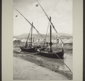 On the way to its destination: native dhows loeaded with salt about to sail