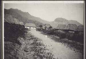 Dorfstrasse i. Babungo (hinten Gerichtshaus)