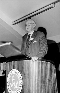 Forpagter Krarup, 91, holdt takketale til den afgående formand, pastor Conrad Rendtorff, ved repræsentantskabsmødet på Nyborg Strand i 1973