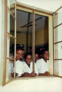 ELCT, Nordveststiftet, Tanzania. Studerende på Ntoma Husholdningsskole, 1997. (Missionær Else Højvang, DMS/Danmission, var lærer på skolen, 1987-2001)