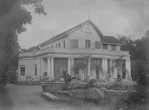Det Danske Missionsselskabs hus på Rundall's Road 14, Vepery, Madras/Chennai. Huset blev købt i 1878, og tjente som missionærbolig, var kvindekollegium 1968-1973 og blev revet ned i 1980, da der skulle opføres et kollegium for selverhvervende kvinder. Siden Herman Jensen omkring 1880 begyndte et arbejde i Madras, har mange danske missionærer haft base der. Det var praktisk for missionen at have sit hovedkvarter i denne store by. Her havde missionær-familierne Bittmann og Heiberg deres virke, og her arbejdede L. P. Larsen, 1889-1910. Byen betyder i vore dage mindre som hovedkvarter, men der er stadig en menighed