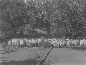 Nordindien, Santal Parganas. Menigheden i Mohulpahari foran den gamle kirke, 1920. (Postkort/Julehilsen skrevet 25.11.1920 af Paul Olav Bodding og sendt til Signe Tillisch)