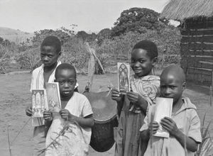 Kagera-regionen, Tanganyika (fra 1964 Tanzania). Søndagsskolebørn fra Bukoba viser det visuelle undervisningsmateriale. (Anvendt i: Derude fra 1963)