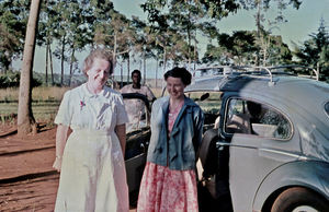 Kagera-regionen, Tanganyika (fra 1964 Tanzania). Sygeplejerske Ellen Margrethe Christensen (tv) har besøg af lærer Ingeborg Møberg (f. Paaskesen)