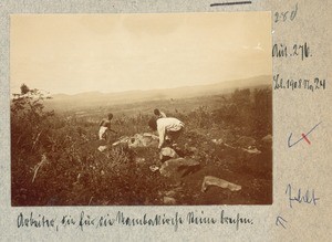 Workers breaking stones for the Mamba church, Tanzania, ca.1905-1908