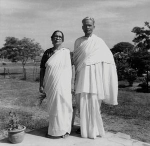 Pastor Kumud Ranjan Ghose og frue, Suri, West Bengal, Nordindien. (Anvendt i: Santalposten nr 1/1967, forsiden)