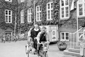 DSM Landsmødet 1997 på Haslev Udvidede Højskole. Ungdomssekretær Heinrich Pedersen kører formanden, pastor Thorkild Schousboe Laursen en tur i cykel-rickshaw